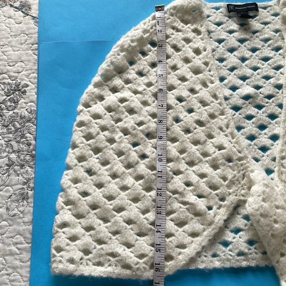 Crocheted Capelet Shawl with Tie Ivory - Picture 7 of 7